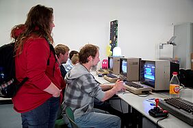 Besucher der Computerspielenacht spielen an aufgestellten Computern